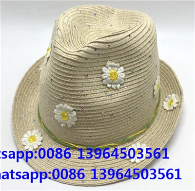 Ziedu bēša krāsaina vieta Fedora pludmales cepure