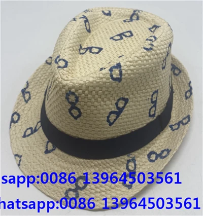 Fedora salmu cepure ar apdrukas rakstu