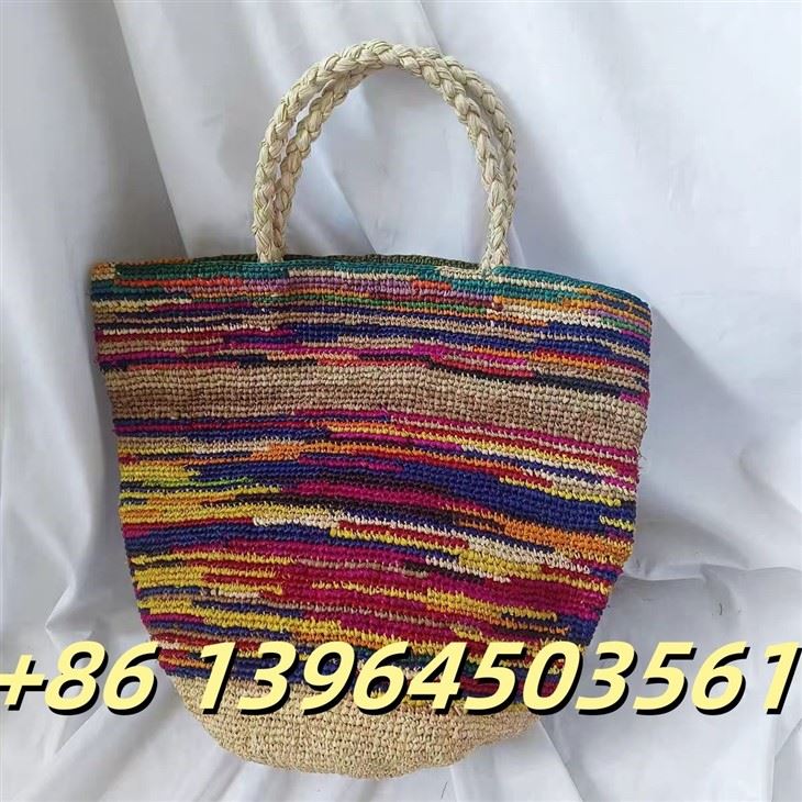 Rokām darināts daudzkrāsu raffia kauss