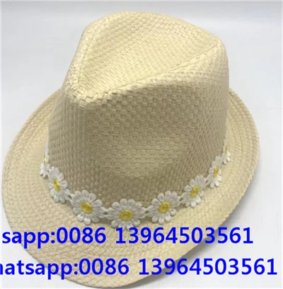 Fedora cepure ar mazu ziedu