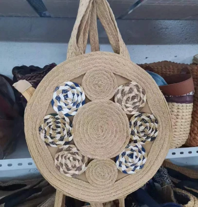Apaļas formas sievietes plecu soma