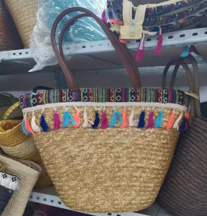 Krāsainas pušķi kviešu sieviešu salmu soma