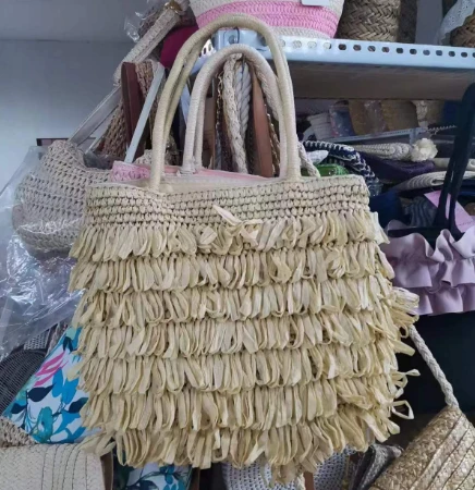 Ar rokām austi pušķi beidge salmu soma