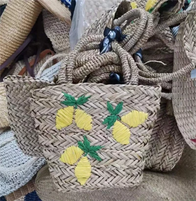 Maza izšuvuma salmu rokassoma