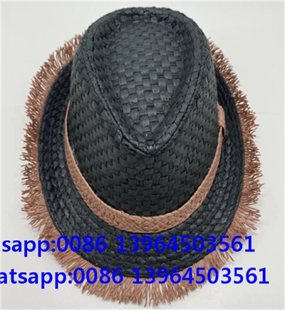 Ar rokām austa melna fedora pušķa cepure