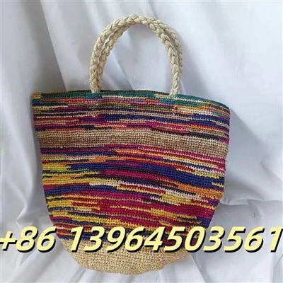 Rokām darināts daudzkrāsu raffia kauss