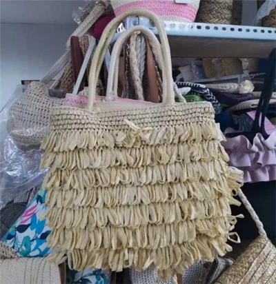 Ar rokām austi pušķi beidge salmu soma